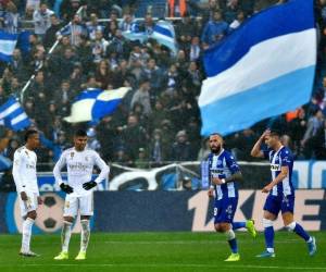 De esta forma el conjunto blanco se encarama al liderato con 31 puntos, aunque el Barça (2º, 28 puntos) podría adelantarlo al término del fin de semana. Foto: AP.