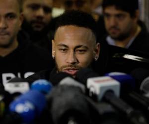 El astro brasileño de fútbol Neymar hace declaraciones a la prensa a su salida de una estación de policía en Río de Janeiro, Brasil, donde se presentó a declarar en torno a una pesquisa relacionada con una mujer que lo acusa de violación, el jueves 6 de junio de 2019. (AP Foto/Leo Correa)