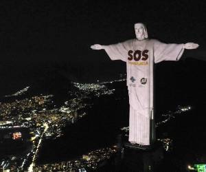 El Cristo Redentor de Río de Janeiro, símbolo mundial de fraternidad y la imagen más representativa de Brasil, se iluminó este jueves con una proyección especial en memoria de las víctimas de los terremotos que sacudieron fuertemente Venezuela el 24 de junio.