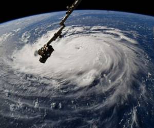 El huracán Florence sopla este lunes con vientos de 220 km/hora en su avance hacia la costa este de Estados Unidos, donde al menos un millón de personas recibieron órdenes de evacuacuación. Foto: AFP / NASA / RICKY ARNOLD