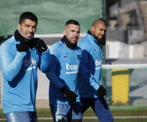 Luis Suárez, Jordi Alba y Arturo Vidal en el entrenamiento de este lunes en el FC Barcelona. (Foto: Twitter @FCBarcelona_es)