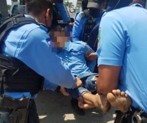 Ambos sujetos vestían camisas de uso policial, aparentemente robadas del mismo sitio, como se observa en las imágenes durante su traslado a un hospital.