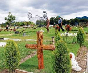 El aspirante a alcalde Antonio López llegó al Tribunal Supremo Electoral (TSE) a pedir cuentas porque en el censo electoral como como muerto.