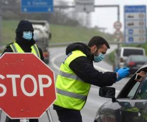 La medida no se aplica ni al transporte de mercancías ni a los trabajadores transfronterizos ni a los servicios de emergencia. Foto: AFP