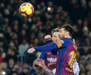 Leo Messi en busca del balón ante la mirada de Rakitic. (AFP)
