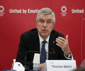 En esta foto del 16 de noviembre de 2020, Thomas Bach, presidente del Comité Olímpico Internacional, habla en una conferencia de prensa en Tokio (Du Xiaoyi/Pool Photo via AP, archivo).