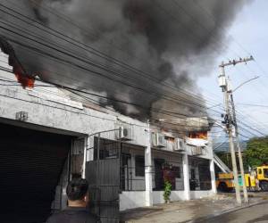 El siniestro destruyó una fábrica de zapatos ubicada en San Pedro Sula.