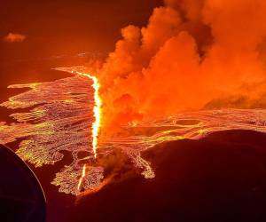 Las autoridades de Islandia informaron este domingo que disminuyó en intensidad la erupción volcánica que comenzó la noche anterior tras una nueva fisura.