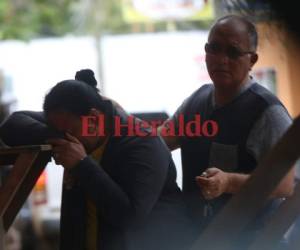 Una de la parientes de la víctima llora en las afueras de la morgue capitalina. Foto: Alex Pérez/EL HERALDO.