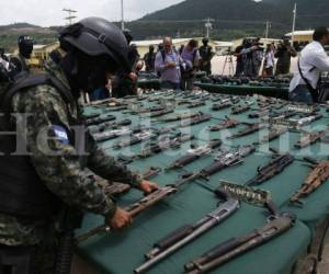 Las autoridades de la Fuerza de Seguridad Interinstitucional Nacional (Fusina) exhibieron las armas encontradas en la Penitenciaría Nacional de Támara. Fotos GRUPO OPSA