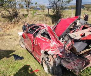 El vehículo impactó contra un tragante de concreto y quedó reducido a chatarra.