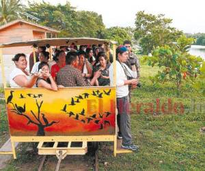 Las personas que viajan al refugio de vida silvestre Cuero y Salado disfrutan de un paseo de nueve kilómetros por el trencito que ha quedado del Ferrocarril Nacional.