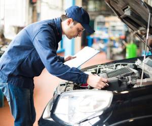 Si el motor de arranque y captador de posición de cigüeñal o volante está dañado o sus sensores sucios o algún cable dañado, la computadora central de su auto no transmitirá la orden para que la electricidad llegue a las bujías y su vehículo no arrancará.