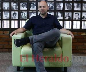 Distendido y feliz en la Editorial Universitaria, Giovanni también tiene su propia editorial, Mimalapalabra, que ha publicado 21 libros. Foto: Emilio flores/Archivo