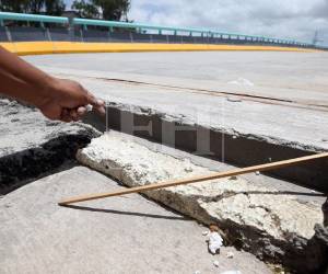 La aparición inicial de fisuras consideradas “menores” previo a la habilitación del paso a desnivel Papa Francisco, solo fueron el primer indicio de los daños que presenta la obra de infraestructura. A continuación el detalle de los daños que impiden habilitar de momento el puente, según informe INCAH-G-10-2026, realizado por la empresa constructora Ingenieros Calona de Honduras (Incah).