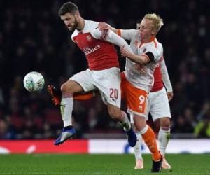 El defensor alemán del Arsenal Shkodran Mustafi y el delantero inglés del Blackpool Mark Cullen durante el partido de fútbol de la Copa de la Liga inglesa entre el West Ham United y el Tottenham Hotspur en el London Stadium, en el este de Londres el 31 de octubre de 2018. (AFP)