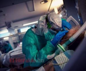 Un trabajador sanitario atiende a un paciente con coronavirus COVID-19 en la Unidad de Cuidados Intensivos del Hospital Povisa en Vigo, noroeste de España. Foto AFP