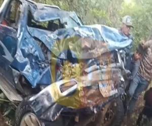 El carro donde se transportaba la mujer rodó por un cerro e impactó contra un árbol.