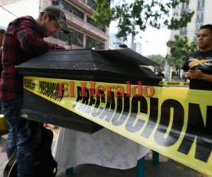 Jóvenes hondureños se manifiestan contra la violencia fuera del Congreso en Tegucigalpa. Foto: Agencia AFP.