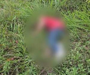 El ahora occiso vestía una camiseta roja y pantalón jean azul al momento de su hallazgo