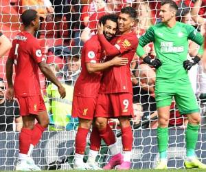 Firmino felicitando a Salah por su gol. (Foto: AFP)