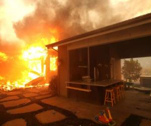 El Cuerpo de Bomberos hizo oficial la cifra de evacuados la noche del jueves. (AFP)