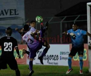 Acción del partido entre Real de Minas y Honduras de El Progreso. Foto: Neptalí Romero / El Heraldo.