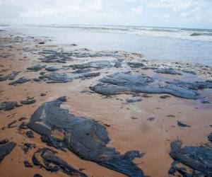 El crudo derramado probablemente proviene de Venezuela, de acuerdo con un reporte de la petrolera estatal Petrobras. Foto: AP.