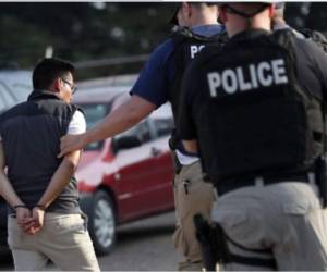 Las redadas se han intensificado en algunas ciudades de Estados Unidos, donde los agentes de ICE han ingresado a las empresas en las que laboran migrantes indocumentados, generando zozobra entre la comunidad migrante. Foto: AP