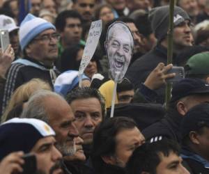 Un manifestante tiene una imagen del ex presidente brasileño Luiz Inácio Lula da Silva -actualmente encarcelado por corrupción- durante una manifestación contra el gobierno del presidente Mauricio Macri. Foto Agencia AFP.