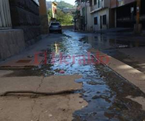 El problema ya tiene varias semanas y las cuadrillas del SANAA aún no intervienen. Foto: Alex Pérez/EL HERALDO