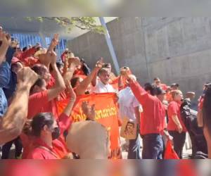 Con varias consignas y mantas se manifestaron los seguidores de Libre en el Centro Cívico Gubernamental.