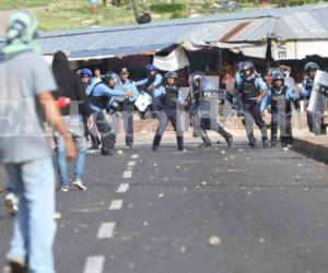 Los estudiantes se habían tomado el bulevar Suyapa, por lo que los miembros de la policía antimotines llegaron hasta el sector para despejar la zona.