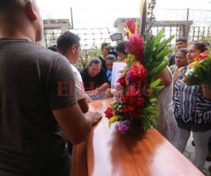 La centralista Génesis Colindres fue sepultada en el cementerio de Jardines de Paz Suyapa en medio del dolor de sus parientes. Foto Estalin Irías/ EL HERALDO.