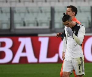 El delantero portugués del Juventus Cristiano Ronaldo reacciona ante el guardameta polaco del Juventus. Foto AFP