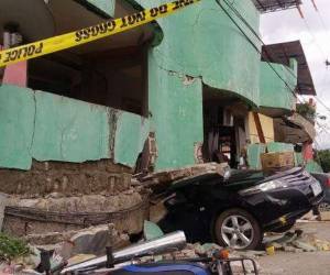 Varios vehículos quedaron atrapados en los estacionamientos luego del colapso de varios inmuebles. Foto: Agencia AFP.