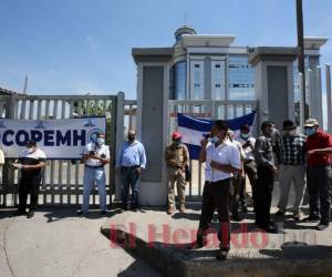 La acción de protesta pacífica no solo fue en la capital, sino que se extendió a San Pedro Sula y La Ceiba por parte del magisterio.