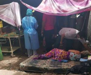 El Hospital del Sur tuvo que atender el fin de semana a los pacientes con covid-19 en el patio del centro de triaje. Algunos pacientes tuvieron que recibir oxígeno debajo de los árboles.