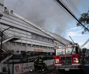 El fuego obligó a evacuar a más de 300 pacientes del hospital del centro de la capital chilena el sábado, pero las autoridades no reportaron heridos. (AP Foto/Esteban Felix).