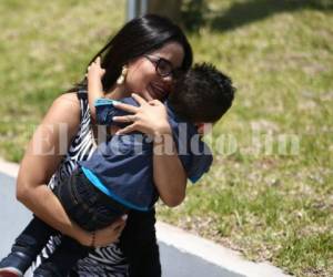 Ariela Cáceres junto a su hijo Mateo Alexander visitaron la sala de redacción de EL HERALDO. Fotos: Emilio Flores/ EL HERALDO.