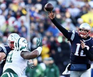 Tom Brady, QB de los Pats, hace un pase largo en el juego ante los Jets.