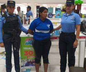La mujer fue detenida por miembros de la Policía Nacional de Honduras. Foto: EL HERALDO