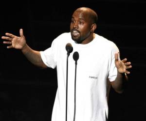 Tras cantar tres temas Kanye West se dispuso a dar uno más de sus famosos y laberínticos discursos. Fotos: AP
