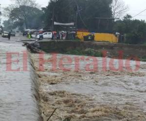 Las lluvias provocaron daños en las carreteras, además de serías inundaciones en varias colonias de la zona norte.
