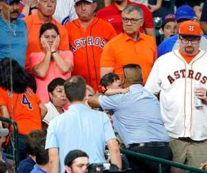 Almora, quien parecía llorar, tardó varios minutos en recuperar la serenidad para continuar con su turno al bate. | Foto: AP.