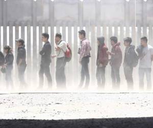 En lo que va de año, CBP ha capturado a más de '500,000 extranjeros ilegales' en la frontera con México, promediando unas 4,500 personas por día. (Foto: AFP)