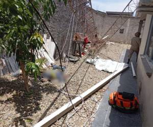 Los dos hombres que trabajaban en una antena de radio, perdieron la vida de manera accidental la mañana de este domingo en el barrio Lourdes de Comayagua.