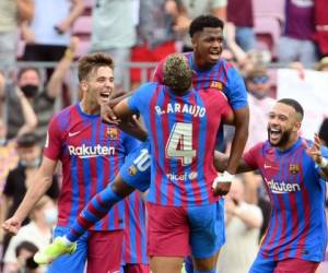 El centrocampista español del Barcelona Ansu Fati (ARRIBA) celebra el tercer gol de su equipo durante el partido de fútbol de la Liga española entre el FC Barcelona y el Levante UD en el estadio Camp Nou.
