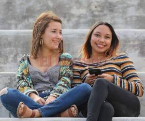 Guapas jovencitas llegaron a apoyar a su equipo favorito. (Foto: El Heraldo)