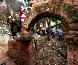 Los equipos de ambas universidades hicieron un reconocimiento de la emblemática casa inspirada en la arquitectura medieval.